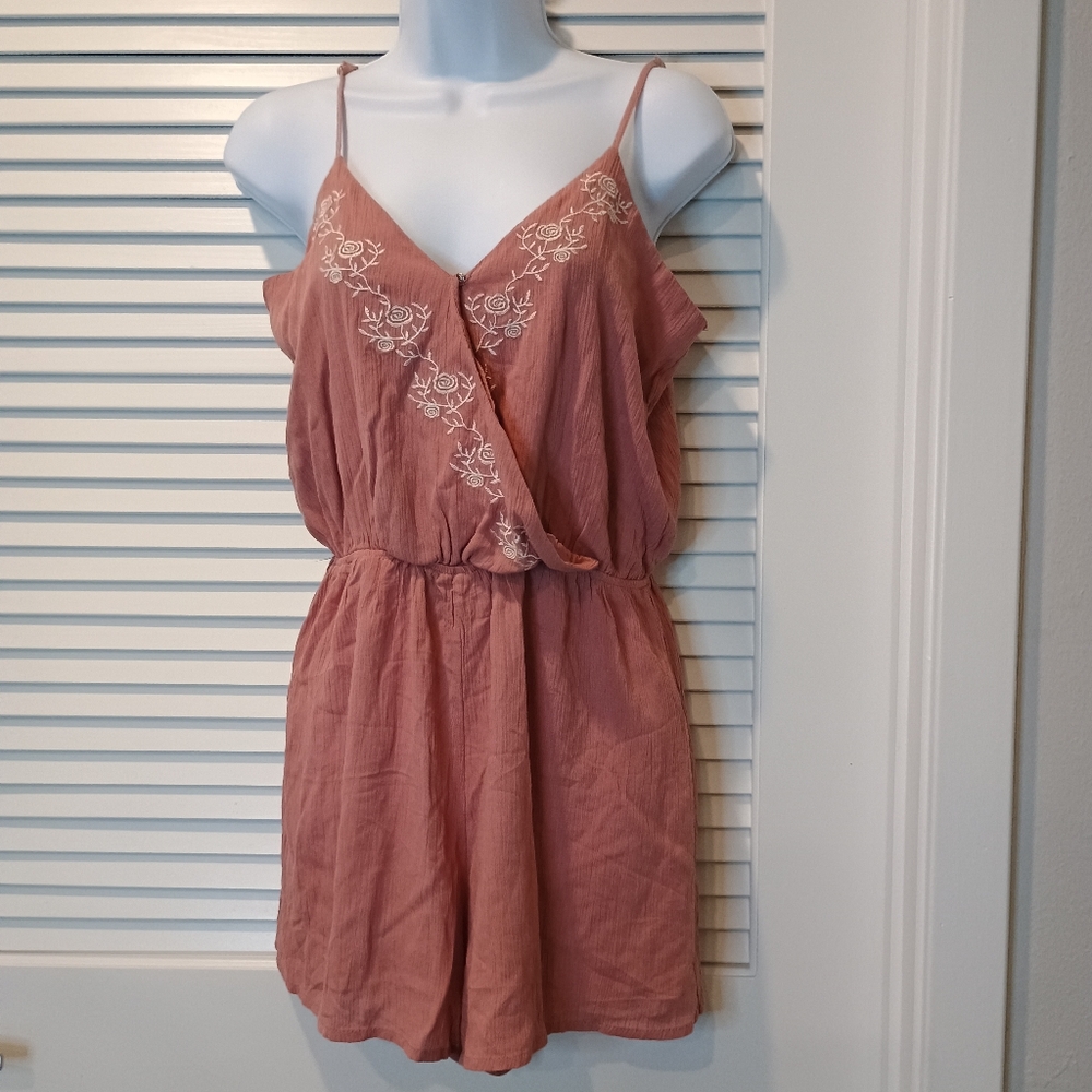 Love Tree Los Angeles Pink Embroidered Flowers Romper Size Large